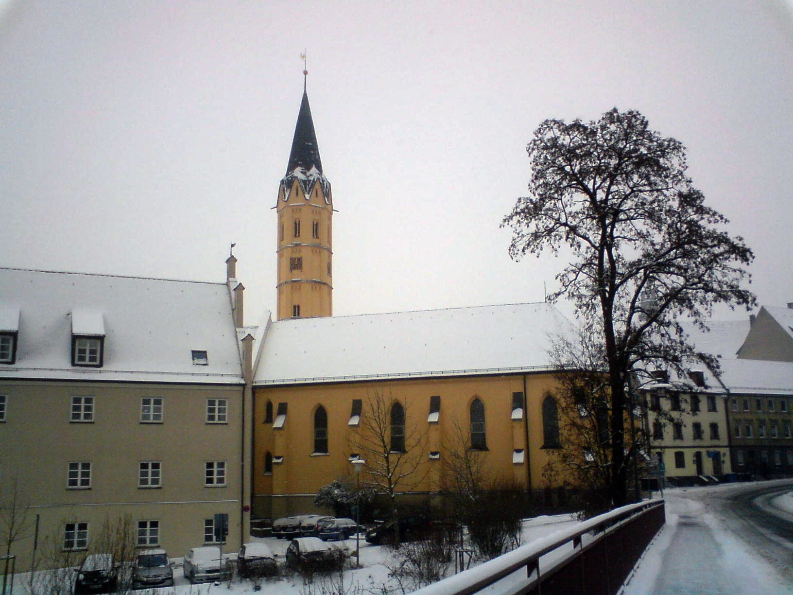 Die an der Donaubrücke gelegene Spitalkirche zur Winterzeit